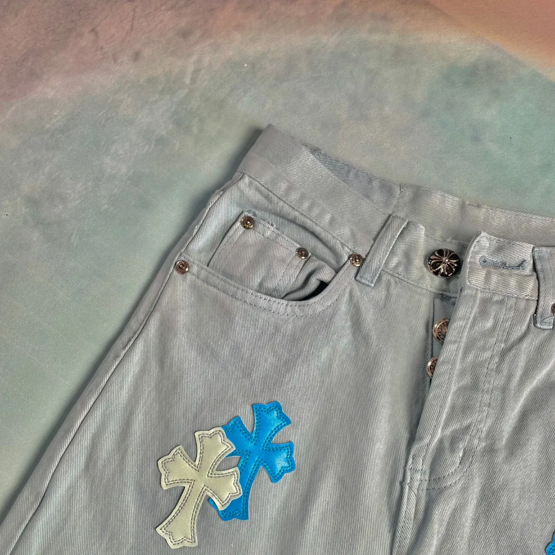 🅿️320 🔘Style No.-KL127 🔘Cro Heart 𝐂𝐡𝐫𝐨𝐦𝐞 𝐇𝐞𝐚𝐫𝐭 25SS Miami-limited Drake co-branded cross patch leather jeans* Cro Heart 25SS divine pants: dopamine ice blue, blowing up the fashion circle Fashion pioneers, gather your attention! Chrome Hearts 25SS new dopamine ice blue cross patch leather washed jeans make a shocking debut. This is no ordinary pair of pants, but a fearless exploration of the limits of fashion. Croxin has always dominated the fashion industry with unique designs, and this time it breaks through itself. The fresh icy blue tone is like the clear melting glacier water in summer, or the dreamy blue reflected in the clear sky. It is filled with endless youthful vitality, instantly breaking the dullness and making you a dazzling presence in the crowd. The trousers adopt a mid-high waist design, which fits the natural curve of the human body and cleverly raises the waistline position, visually elongating the leg lines easily and making the legs longer in seconds. At the same time, it perfectly creates a lazy and casual style atmosphere, without deliberate restraint, but full of fashionable energy. Whether you are strolling on the street or attending a fashion party, you can feel confident and show your casual and comfortable fashion attitude. It has easily become a fashion darling that trendy men and women can't put down, and it deserves to be a must-have item in the wardrobe. Not only that, the cross leather on the pants is full of details and carefully made of high-quality materials. Each one seems to tell the brand story of Croxin, adding a mysterious and profound fashion charm to the pants. After a unique washing process, the fabric presents a unique texture. The upper body is soft and comfortable, has good breathability, and the wearing experience is impeccable.  Size: S M L XL (28.30.32.34) Color: Ice Blue